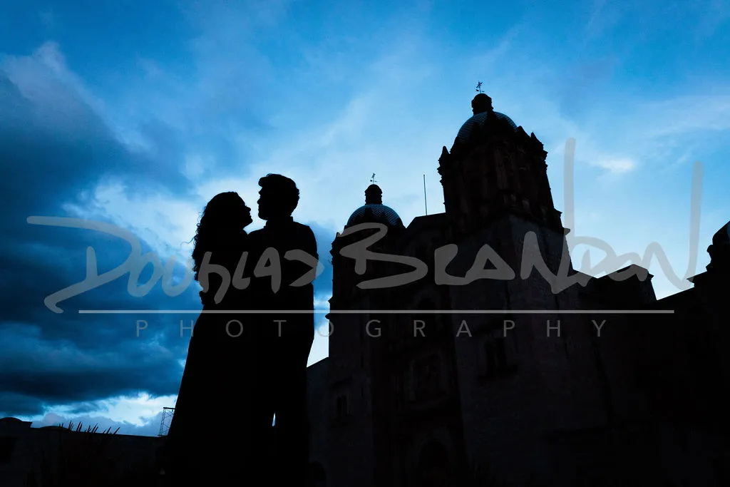 Pareja frente al templo de Santo Domingo, Oaxaca, a la hora azul